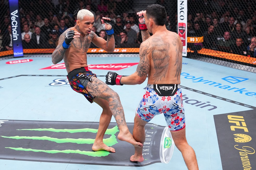 Charles do Bronx dá show e conquista cinturão BMF em "monólogo" contra Holloway Charles do Bronx dá show e conquista cinturão BMF em "monólogo" contra Holloway