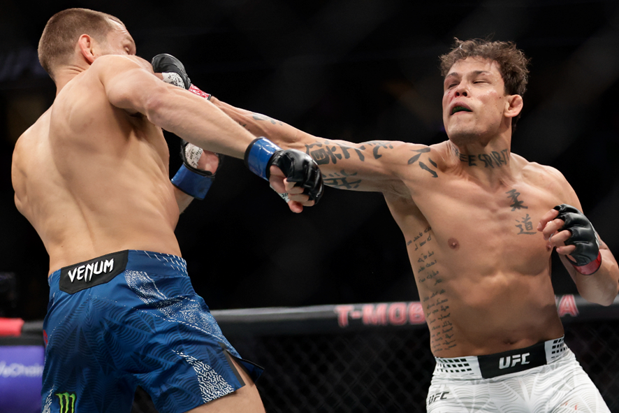 Charles do Bronx dá show e conquista cinturão BMF em "monólogo" contra Holloway Charles do Bronx dá show e conquista cinturão BMF em "monólogo" contra Holloway