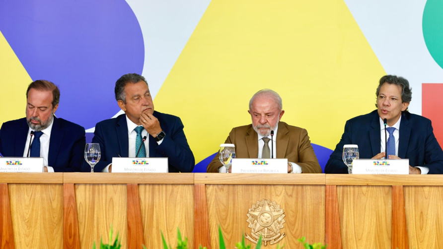 Lula baixa pacote de R$ 30 bi na tentativa de segurar preço do diesel