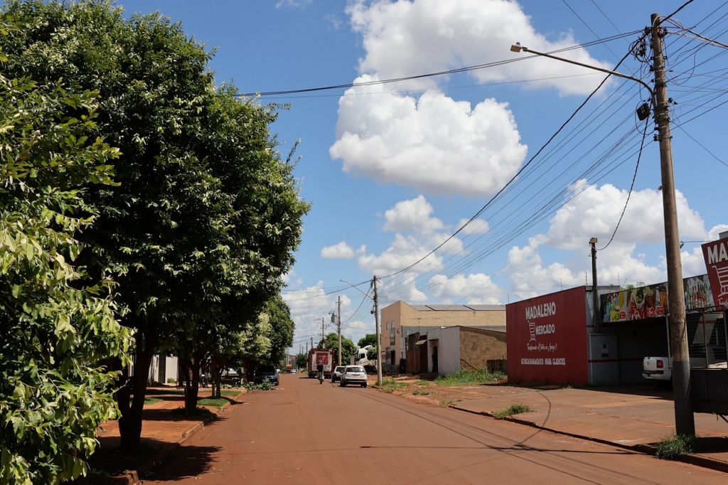 Prefeitura avança com nova iluminação de LED e moradores comemoram “noite que virou dia” Prefeitura avança com nova iluminação de LED e moradores comemoram “noite que virou dia”