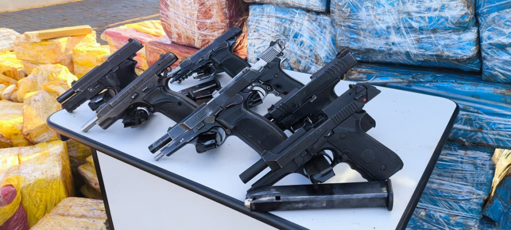 DOF e Defron desarticulam acampamento clandestino do tráfico e apreendem 4 toneladas de drogas e armas em Dourados DOF e Defron desarticulam acampamento clandestino do tráfico e apreendem 4 toneladas de drogas e armas em Dourados