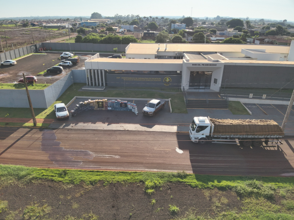 DOF e Defron desarticulam acampamento clandestino do tráfico e apreendem 4 toneladas de drogas e armas em Dourados DOF e Defron desarticulam acampamento clandestino do tráfico e apreendem 4 toneladas de drogas e armas em Dourados