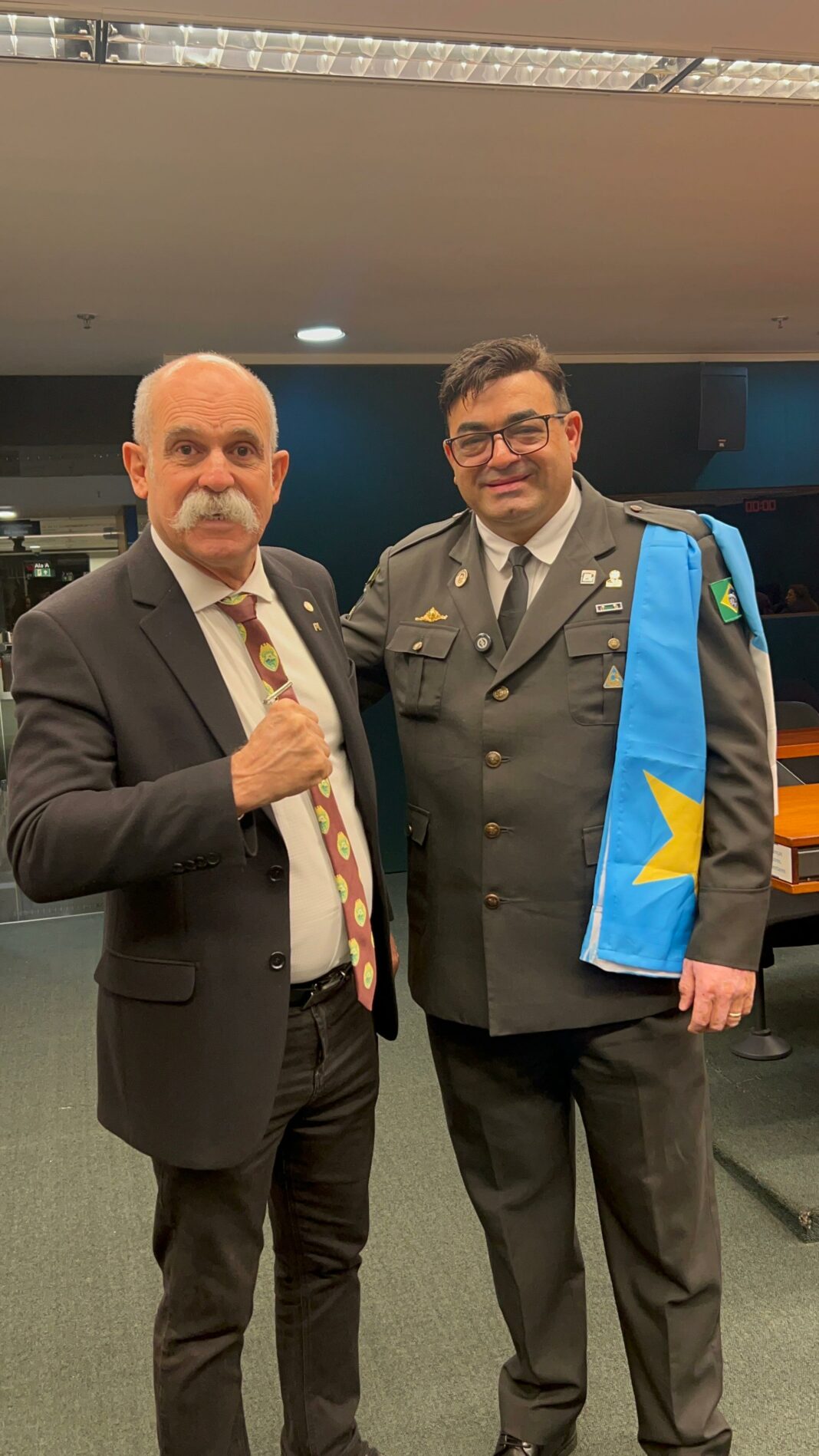 Vereador Sargento Prates ao lado do deputado federal Sargento Fahjur