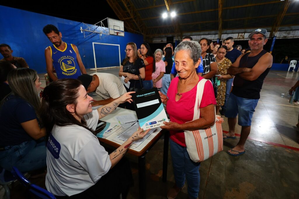Prefeitura entrega mais 120 títulos e lança reforma inédita de 30 casas para famílias