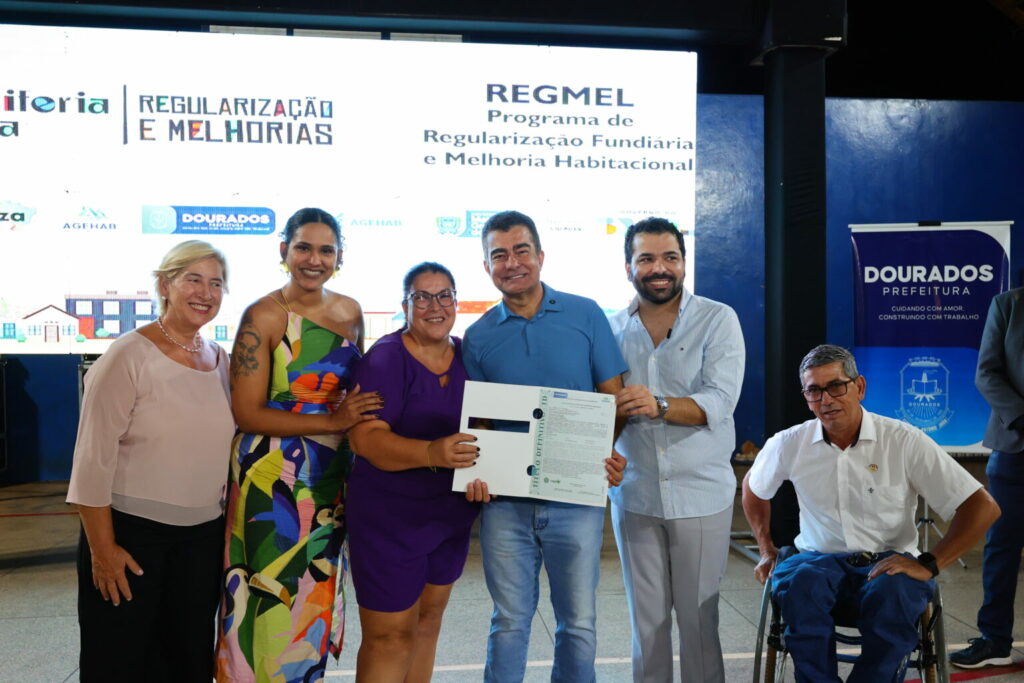 Prefeitura entrega mais 120 títulos e lança reforma inédita de 30 casas para famílias