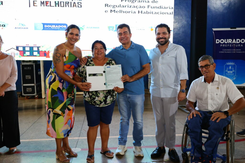 Prefeitura entrega mais 120 títulos e lança reforma inédita de 30 casas para famílias