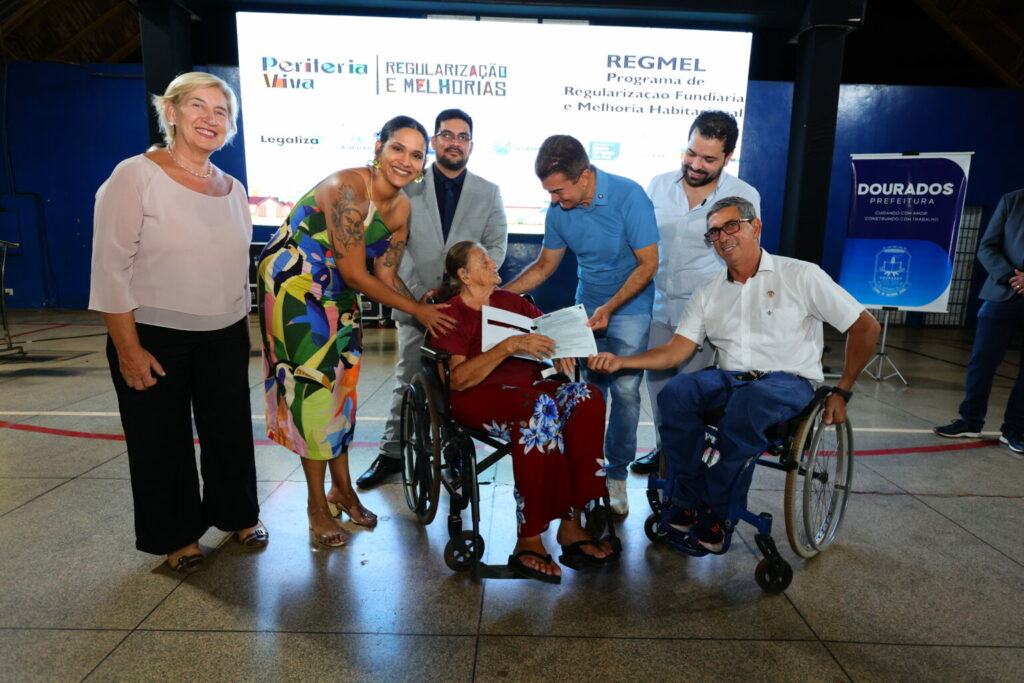 Prefeitura entrega mais 120 títulos e lança reforma inédita de 30 casas para famílias