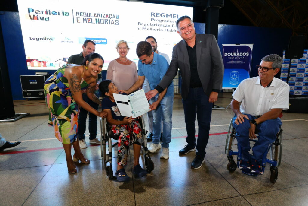 Prefeitura entrega mais 120 títulos e lança reforma inédita de 30 casas para famílias