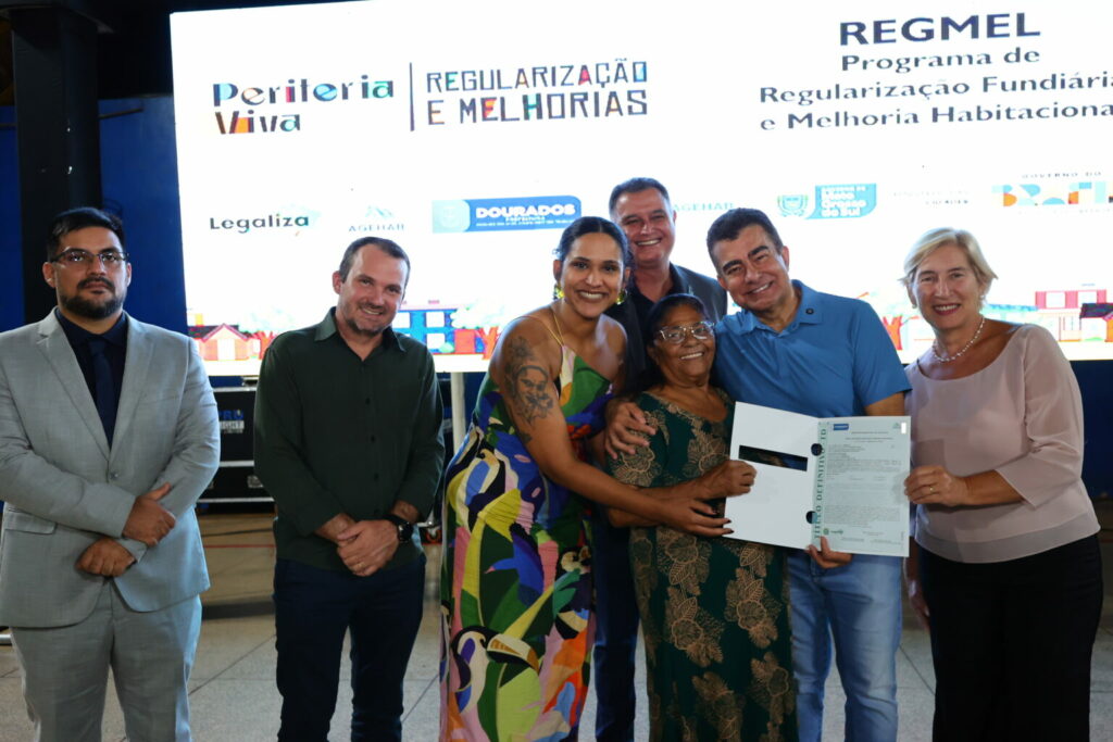 Prefeitura entrega mais 120 títulos e lança reforma inédita de 30 casas para famílias