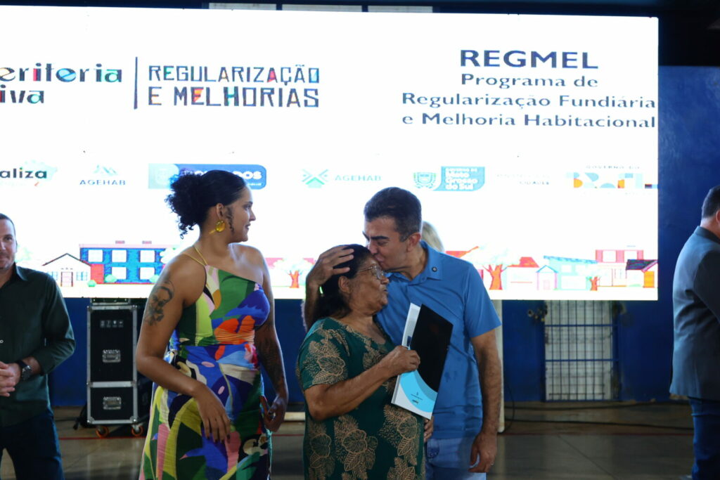 Prefeitura entrega mais 120 títulos e lança reforma inédita de 30 casas para famílias