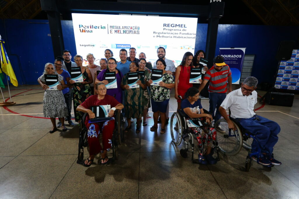 Prefeitura entrega mais 120 títulos e lança reforma inédita de 30 casas para famílias