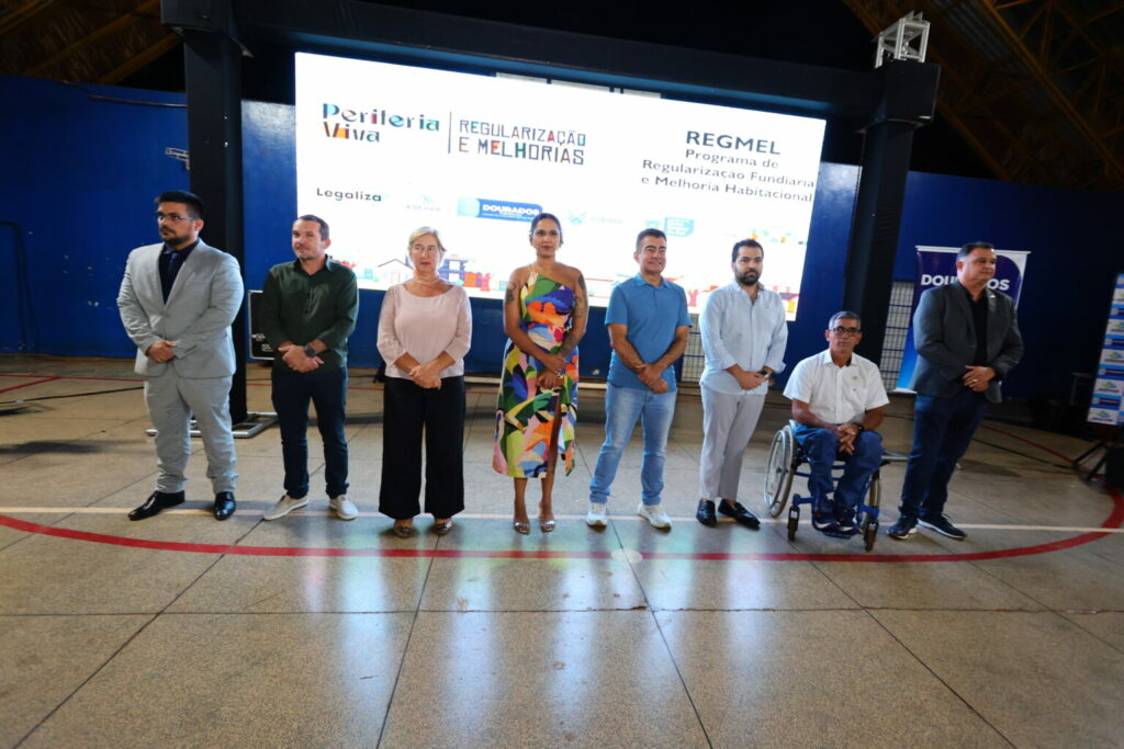 Prefeitura entrega mais 120 títulos e lança reforma inédita de 30 casas para famílias