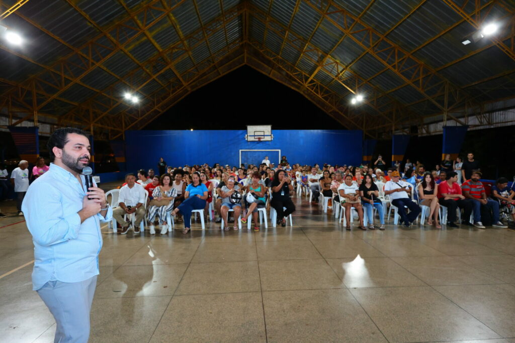 Prefeitura entrega mais 120 títulos e lança reforma inédita de 30 casas para famílias