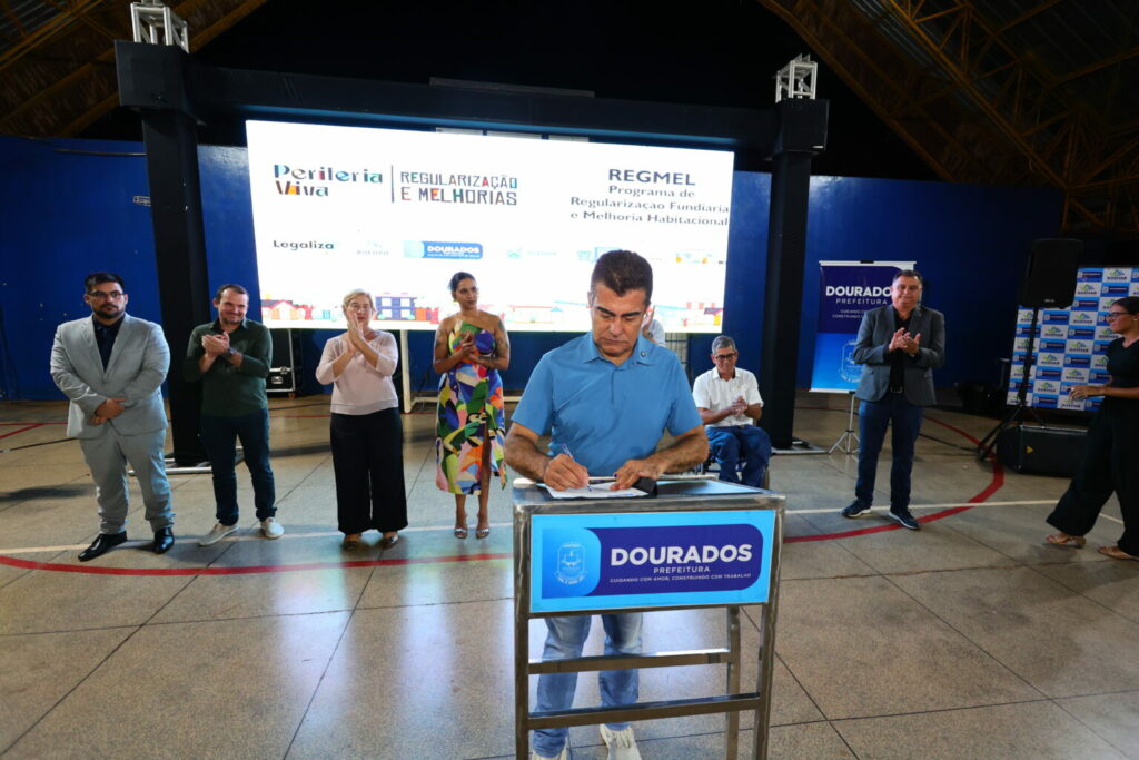 Prefeitura entrega mais 120 títulos e lança reforma inédita de 30 casas para famílias