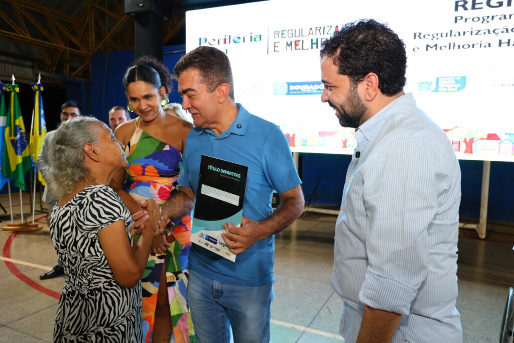 Prefeitura entrega mais 120 títulos e lança reforma inédita de 30 casas para famílias