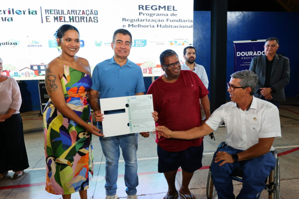 Prefeitura entrega mais 120 títulos e lança reforma inédita de 30 casas para famílias