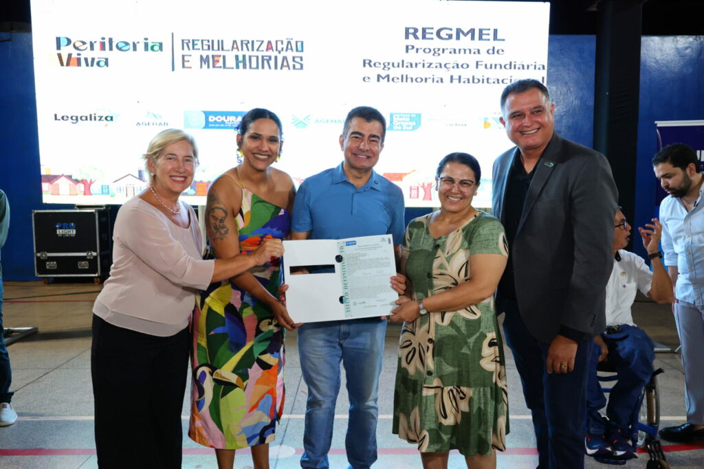 Prefeitura entrega mais 120 títulos e lança reforma inédita de 30 casas para famílias