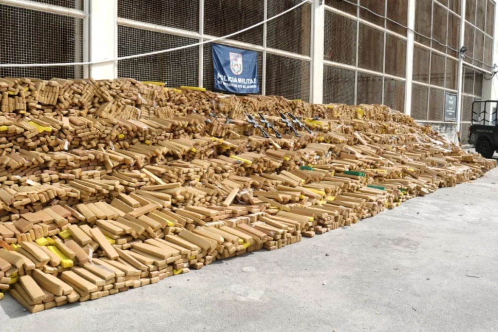 Cães identificam e PM/RJ apreende 48 toneladas de maconha Cães identificam e PM/RJ apreende 48 toneladas de maconha