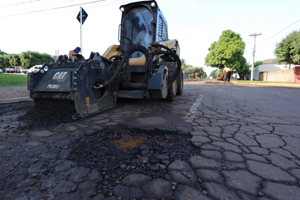 Prefeitura intensifica recuperação asfáltica e avança em quatro bairros de Dourados