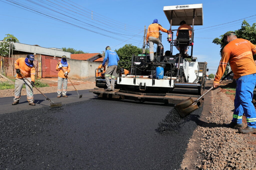 Prefeitura inicia drenagem e asfalto no Laranja Doce e melhora ruas sem pavimentação