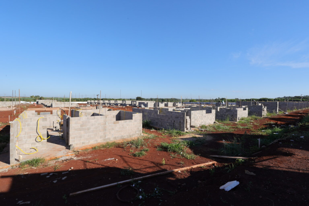 Obras de 198 moradias populares em Dourados chegam a 30% de execução