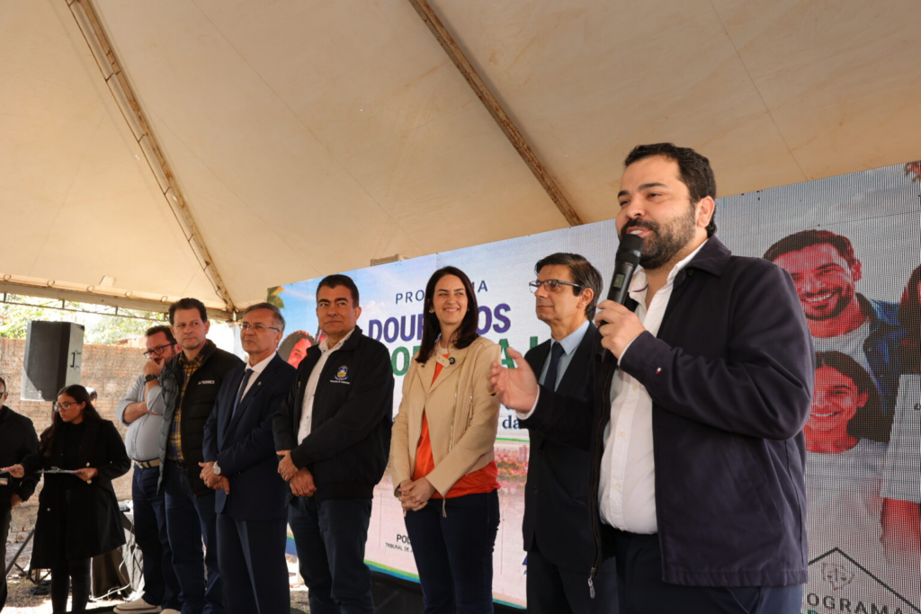 Prefeitura entrega título da casa própria para 145 famílias após décadas de espera em Dourados Prefeitura entrega título da casa própria para 145 famílias após décadas de espera em Dourados