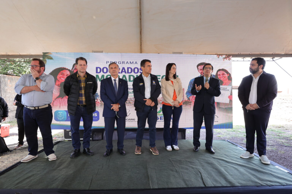 Prefeitura entrega título da casa própria para 145 famílias após décadas de espera em Dourados Prefeitura entrega título da casa própria para 145 famílias após décadas de espera em Dourados