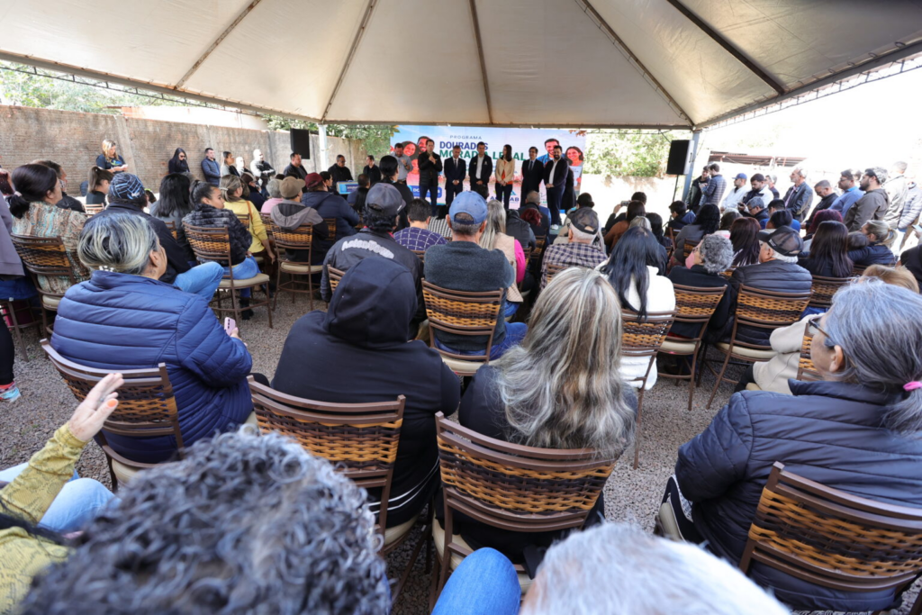 Prefeitura entrega título da casa própria para 145 famílias após décadas de espera em Dourados Prefeitura entrega título da casa própria para 145 famílias após décadas de espera em Dourados