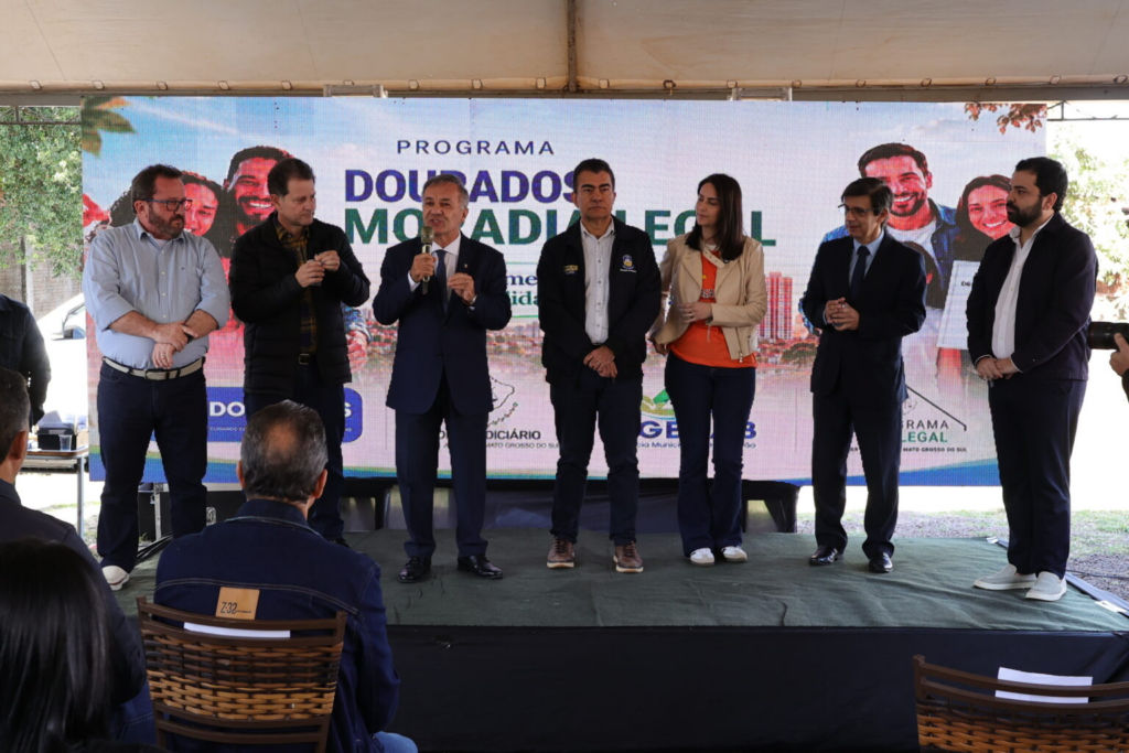 Prefeitura entrega título da casa própria para 145 famílias após décadas de espera em Dourados Prefeitura entrega título da casa própria para 145 famílias após décadas de espera em Dourados