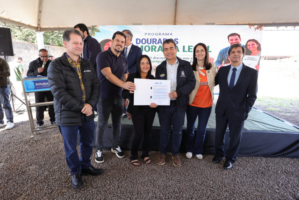 Prefeitura entrega título da casa própria para 145 famílias após décadas de espera em Dourados Prefeitura entrega título da casa própria para 145 famílias após décadas de espera em Dourados