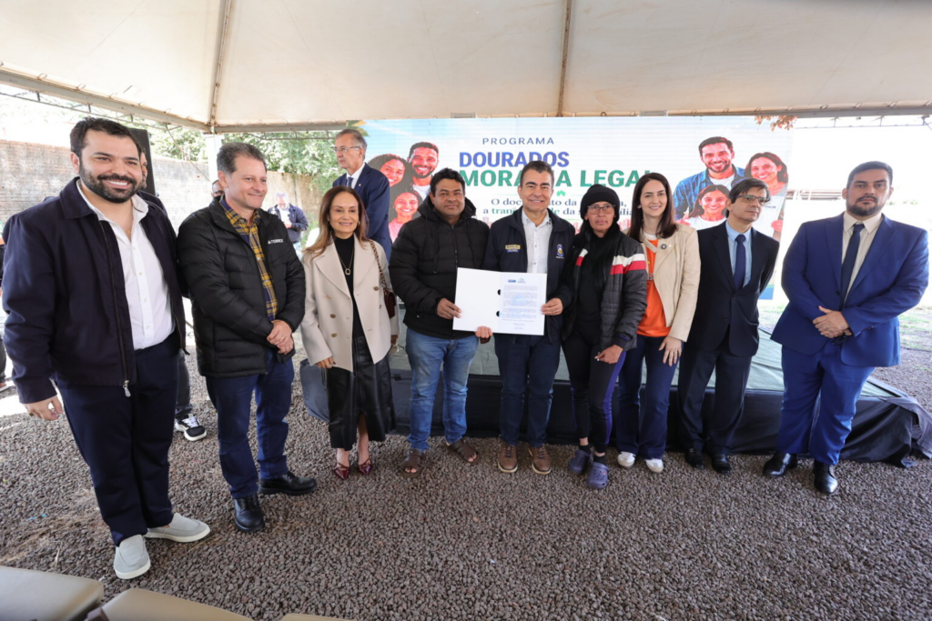Prefeitura entrega título da casa própria para 145 famílias após décadas de espera em Dourados Prefeitura entrega título da casa própria para 145 famílias após décadas de espera em Dourados