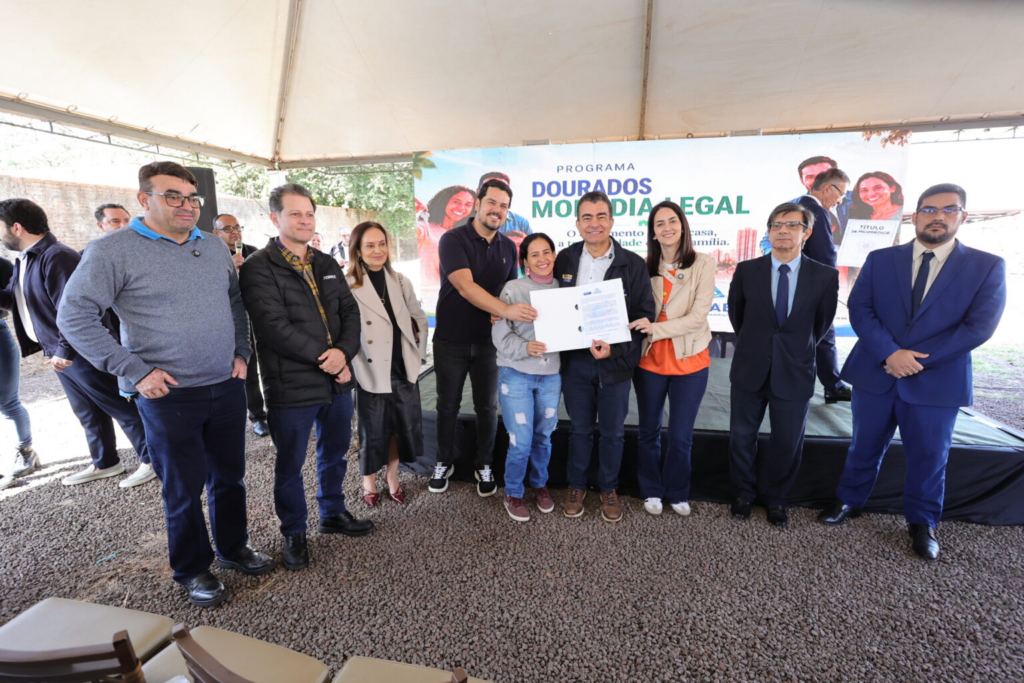 Prefeitura entrega título da casa própria para 145 famílias após décadas de espera em Dourados Prefeitura entrega título da casa própria para 145 famílias após décadas de espera em Dourados