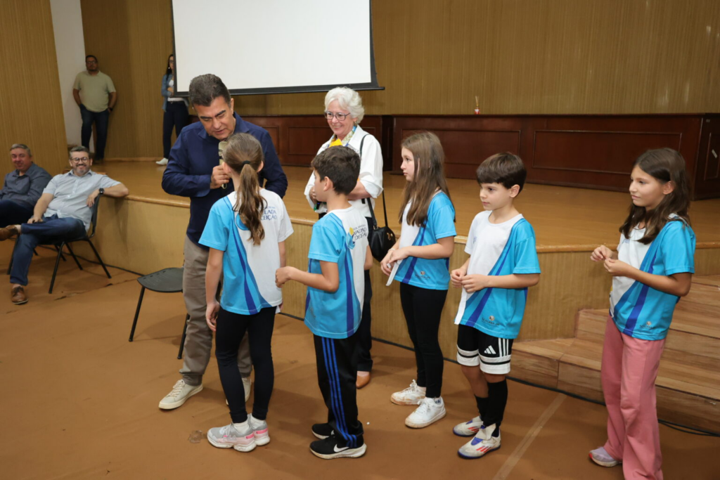 Estudantes conhecem rotina do prefeito e aprendem sobre cidadania em visita à Prefeitura de Dourados