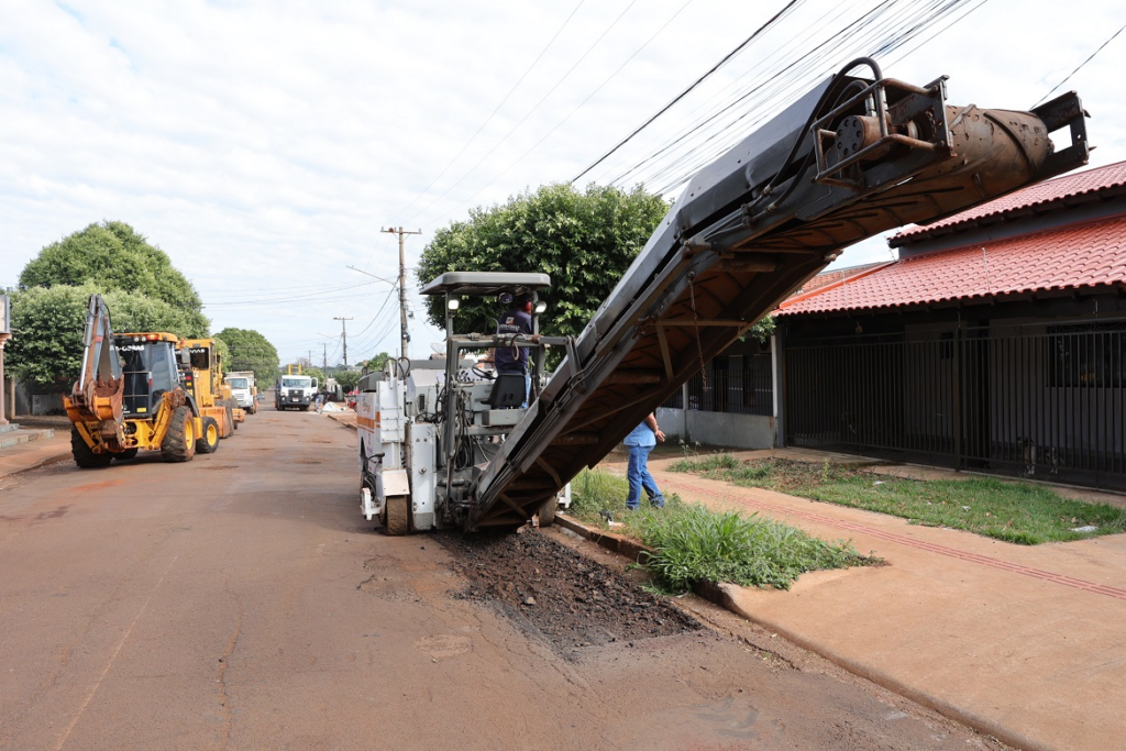 Prefeitura inicia recapeamento de 3 quilômetros nas ruas Clóvis Cerzósimo de Souza e Iguassu Prefeitura inicia recapeamento de 3 quilômetros nas ruas Clóvis Cerzósimo de Souza e Iguassu