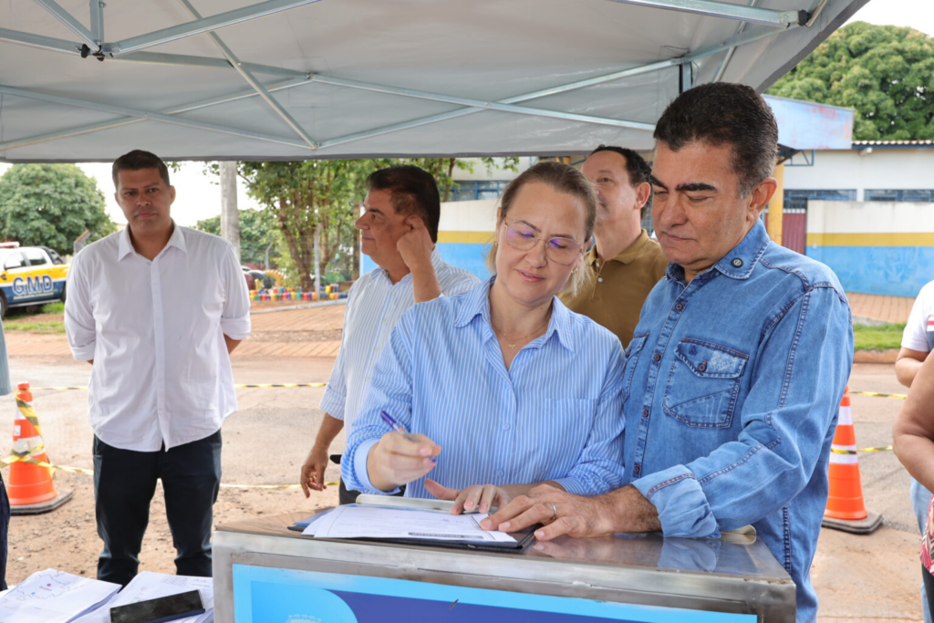 Prefeitura inicia recapeamento de 3 quilômetros nas ruas Clóvis Cerzósimo de Souza e Iguassu Prefeitura inicia recapeamento de 3 quilômetros nas ruas Clóvis Cerzósimo de Souza e Iguassu