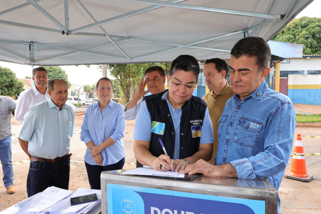 Prefeitura inicia recapeamento de 3 quilômetros nas ruas Clóvis Cerzósimo de Souza e Iguassu Prefeitura inicia recapeamento de 3 quilômetros nas ruas Clóvis Cerzósimo de Souza e Iguassu