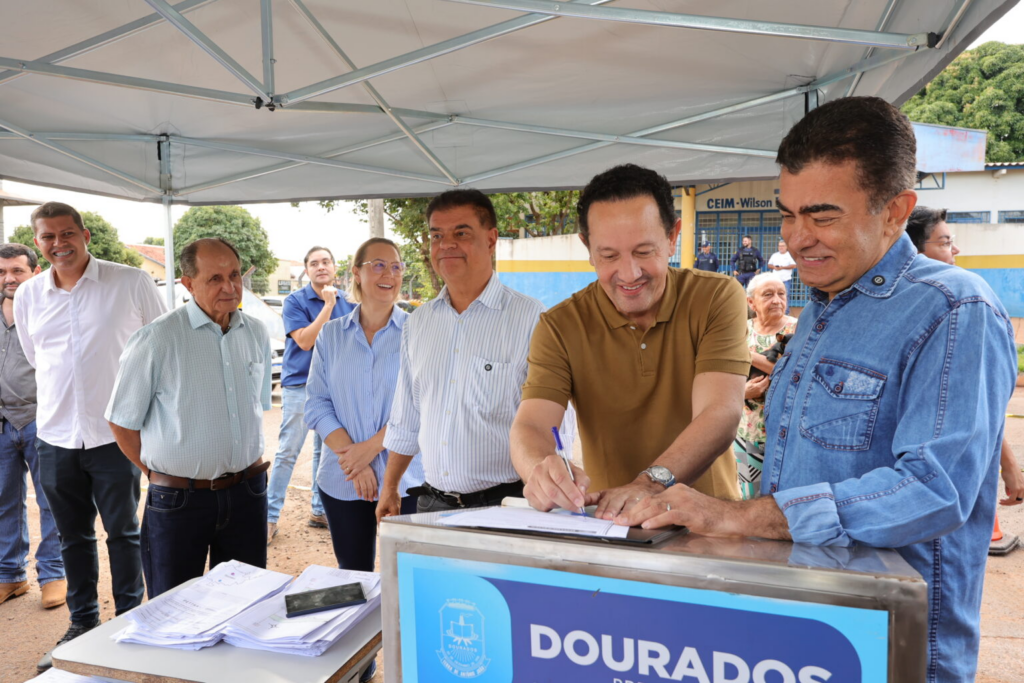 Prefeitura inicia recapeamento de 3 quilômetros nas ruas Clóvis Cerzósimo de Souza e Iguassu Prefeitura inicia recapeamento de 3 quilômetros nas ruas Clóvis Cerzósimo de Souza e Iguassu