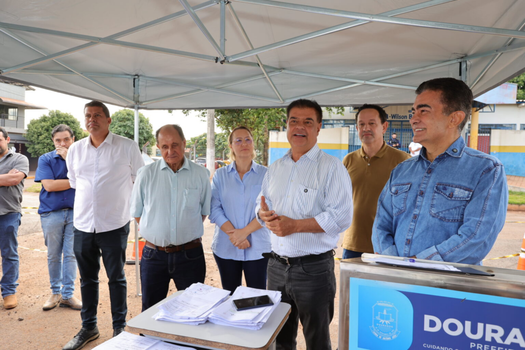 Prefeitura inicia recapeamento de 3 quilômetros nas ruas Clóvis Cerzósimo de Souza e Iguassu Prefeitura inicia recapeamento de 3 quilômetros nas ruas Clóvis Cerzósimo de Souza e Iguassu