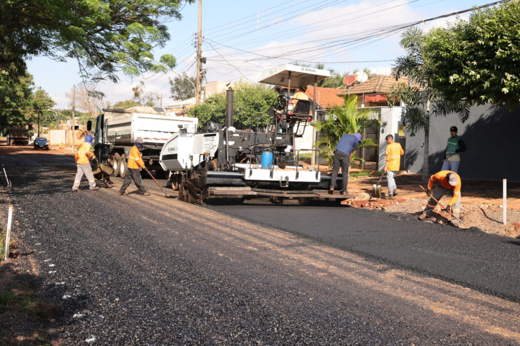Prefeitura começa pavimentação das últimas ruas sem asfalto no Parque Alvorada Prefeitura começa pavimentação das últimas ruas sem asfalto no Parque Alvorada