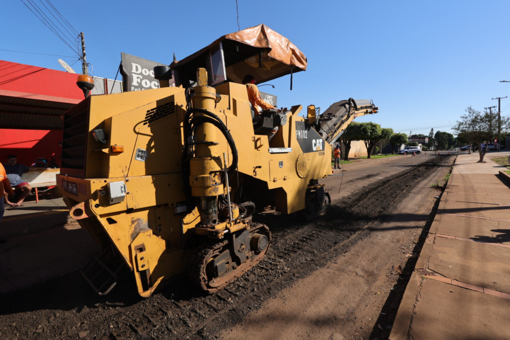 Prefeitura incia 1ª etapa das obras de reconstrução do asfalto do BNH 4º Plano Prefeitura incia 1ª etapa das obras de reconstrução do asfalto do BNH 4º Plano