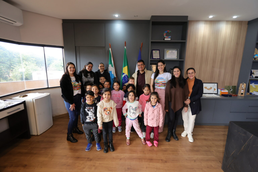 Prefeito recebe pequenos cientistas do Ceim Vittório Fedrizzi e destaca importância da ciência Prefeito recebe pequenos cientistas do Ceim Vittório Fedrizzi e destaca importância da ciência