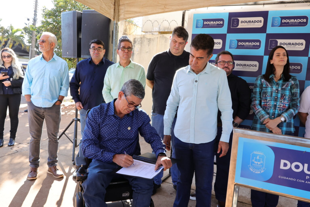Prefeitura incia 1ª etapa das obras de reconstrução do asfalto do BNH 4º Plano Prefeitura incia 1ª etapa das obras de reconstrução do asfalto do BNH 4º Plano