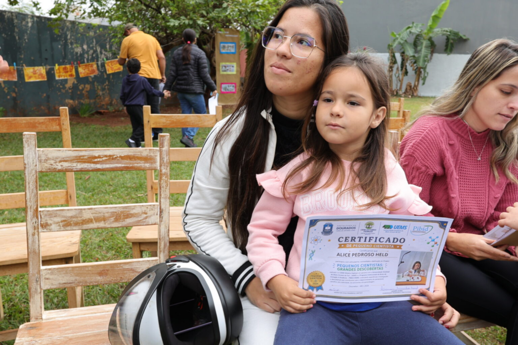 Prefeito entrega diploma de Pequenos Cientistas para alunos do Ceim Vittório Fedrizzi
