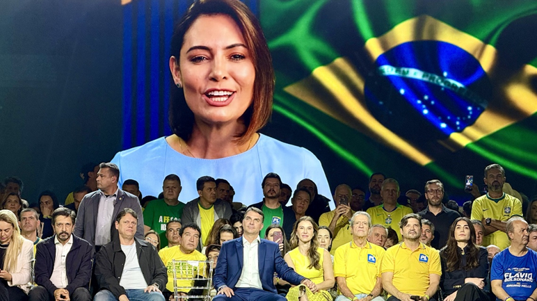 Flávio critica Lula e STF em convenção que teve IA do pai e vídeo de Michelle Flávio critica Lula e STF em convenção que teve IA do pai e vídeo de Michelle