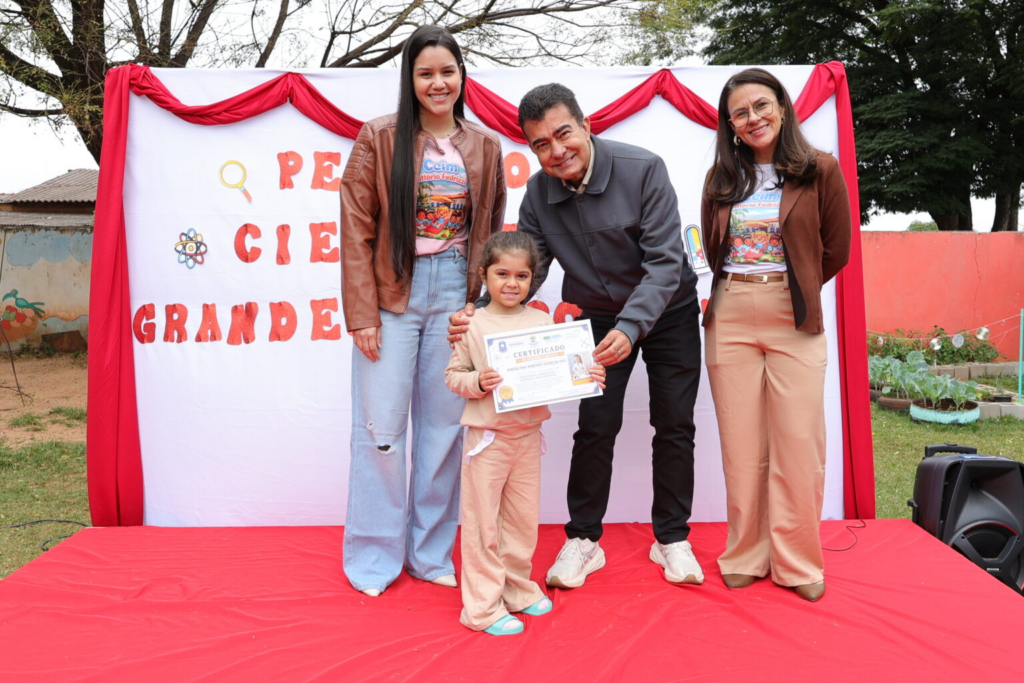 Prefeito entrega diploma de Pequenos Cientistas para alunos do Ceim Vittório Fedrizzi