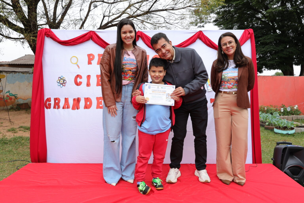 Prefeito entrega diploma de Pequenos Cientistas para alunos do Ceim Vittório Fedrizzi