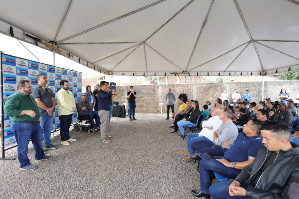 Prefeitura garante escritura, reforma de moradias e energia regular para famílias do Vida Nova Porã