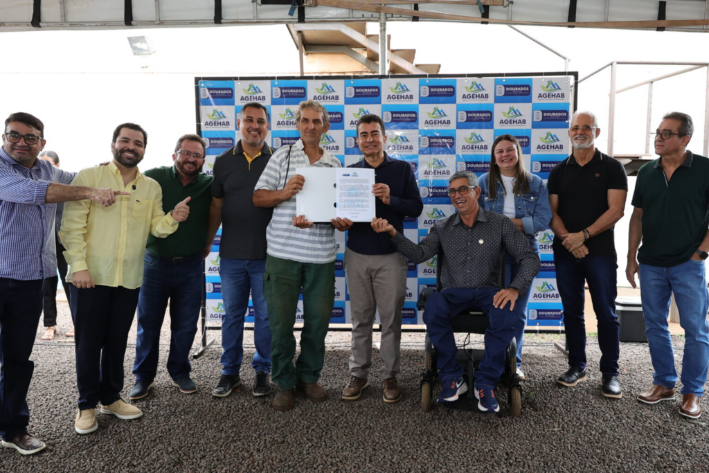 Prefeitura garante escritura, reforma de moradias e energia regular para famílias do Vida Nova Porã