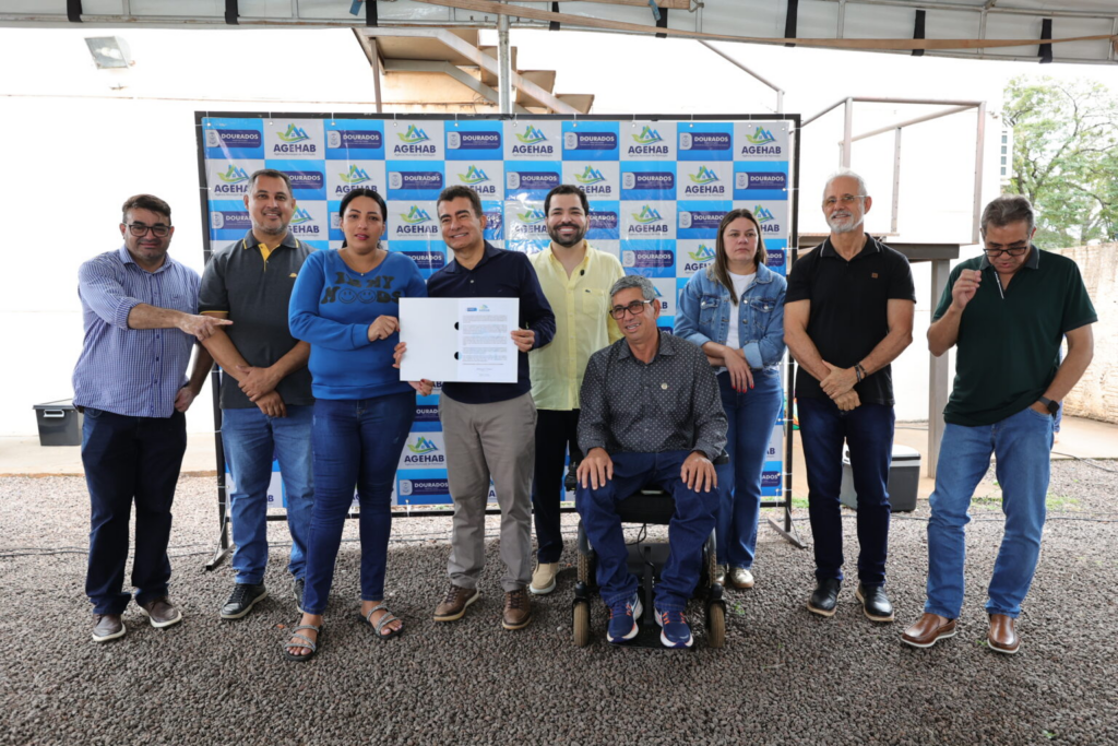 Prefeitura garante escritura, reforma de moradias e energia regular para famílias do Vida Nova Porã