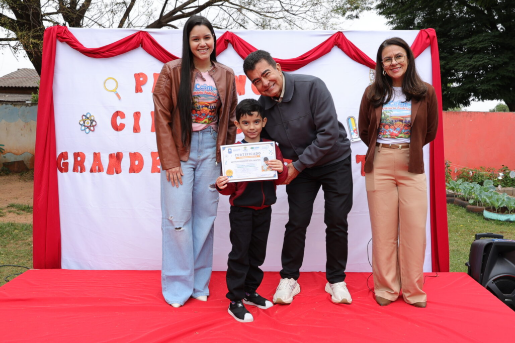 Prefeito entrega diploma de Pequenos Cientistas para alunos do Ceim Vittório Fedrizzi